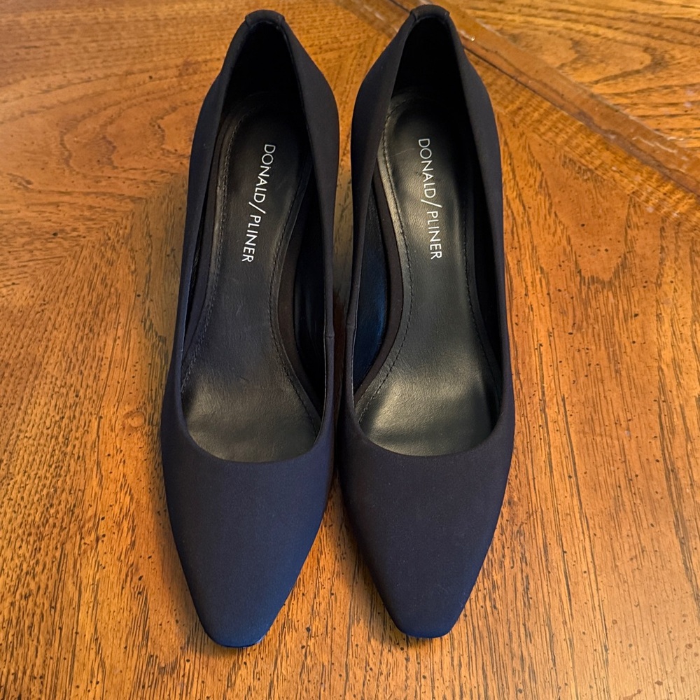 Donald J Pliner Sz. 6.5 Elegant Black Wedge Shoes